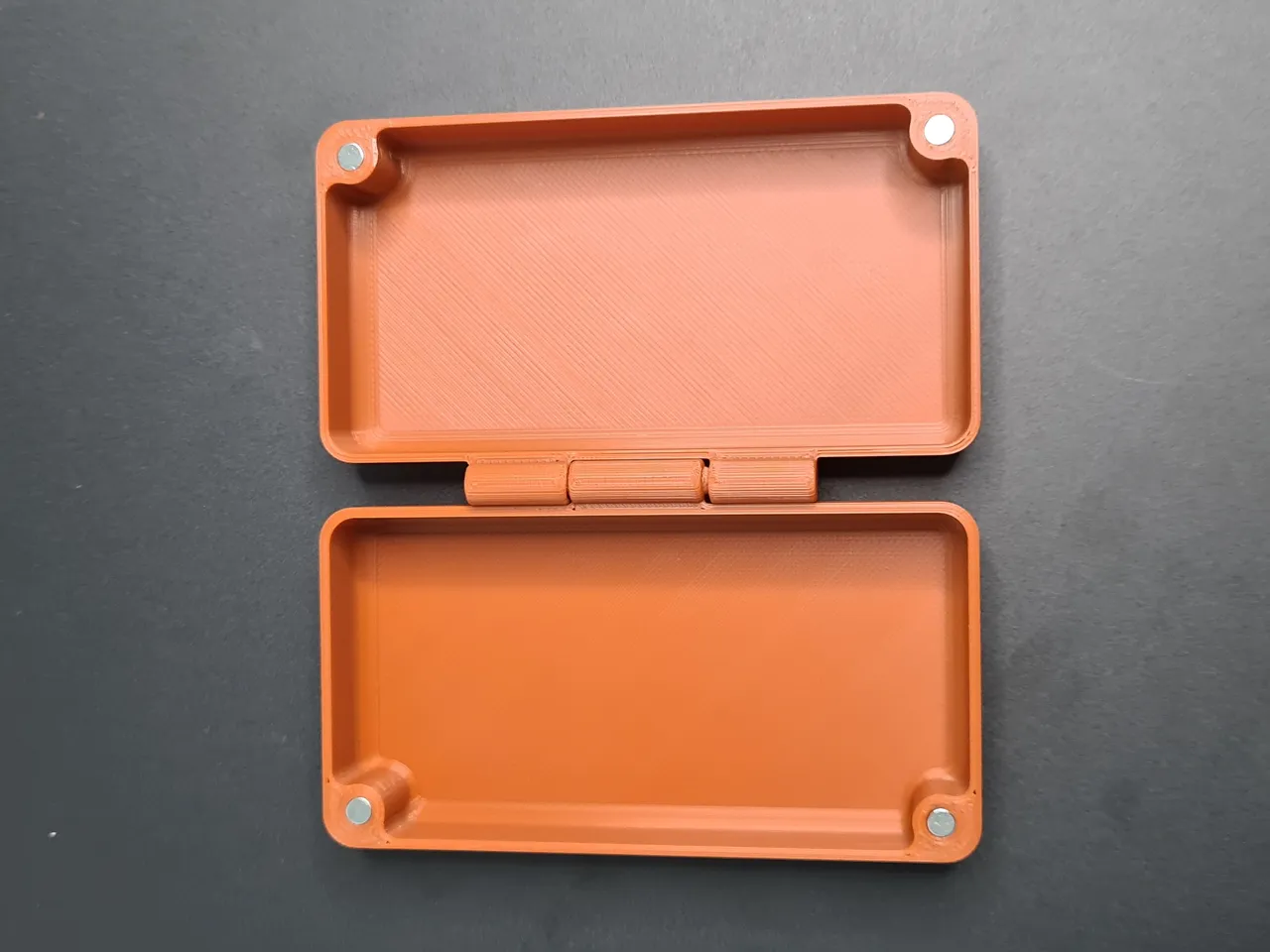 Plastik manyetik kutuda mıknatıs